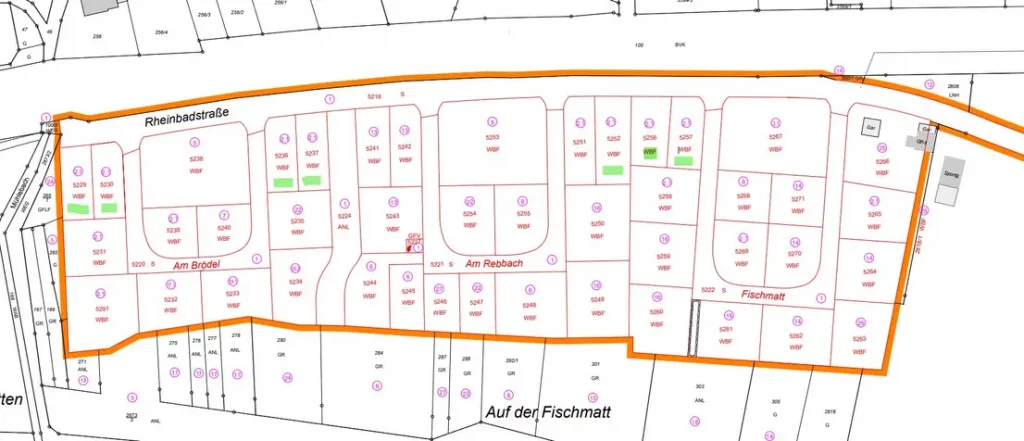 Bauplan für ein Wohngebiet entlang der Rheinbadstraße, mit klar eingezeichneten Parzellen und Grünflächen. Der Plan zeigt auch angrenzende Straßen wie 'Am Brödel', 'Am Rebbach' und 'Auf der Fischmatt'.