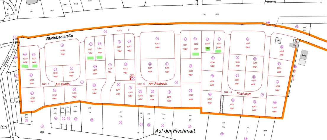 Bauplan für ein Wohngebiet entlang der Rheinbadstraße, mit klar eingezeichneten Parzellen und Grünflächen. Der Plan zeigt auch angrenzende Straßen wie 'Am Brödel', 'Am Rebbach' und 'Auf der Fischmatt'.