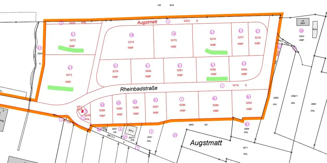 Übersicht des Baugebiets 'Augstmatt' mit rot markierten Parzellen, kleinen Grünflächen und den Straßen 'Rheinbadstraße' und 'Augstmatt'. Der Plan zeigt eine strukturierte Anordnung von Baugrundstücken.